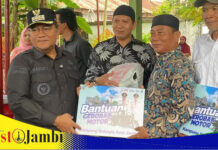 Wali Kota Maulana Serahkan Bantuan Gerobak Motor Dalam Program Kampung Bahagia