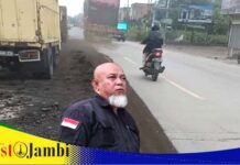 Insiden Remblong, Truk Batu Bara Hantam Mobil Alfa Mart di Pondok Meja